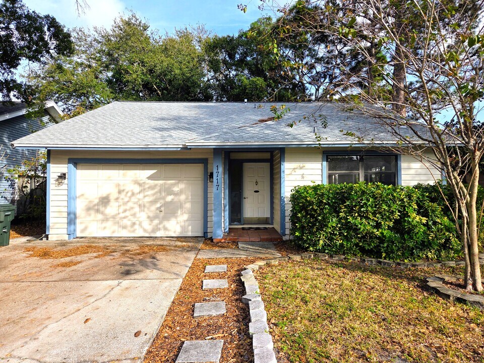 1717 Needles Ln E in Largo, FL - Building Photo