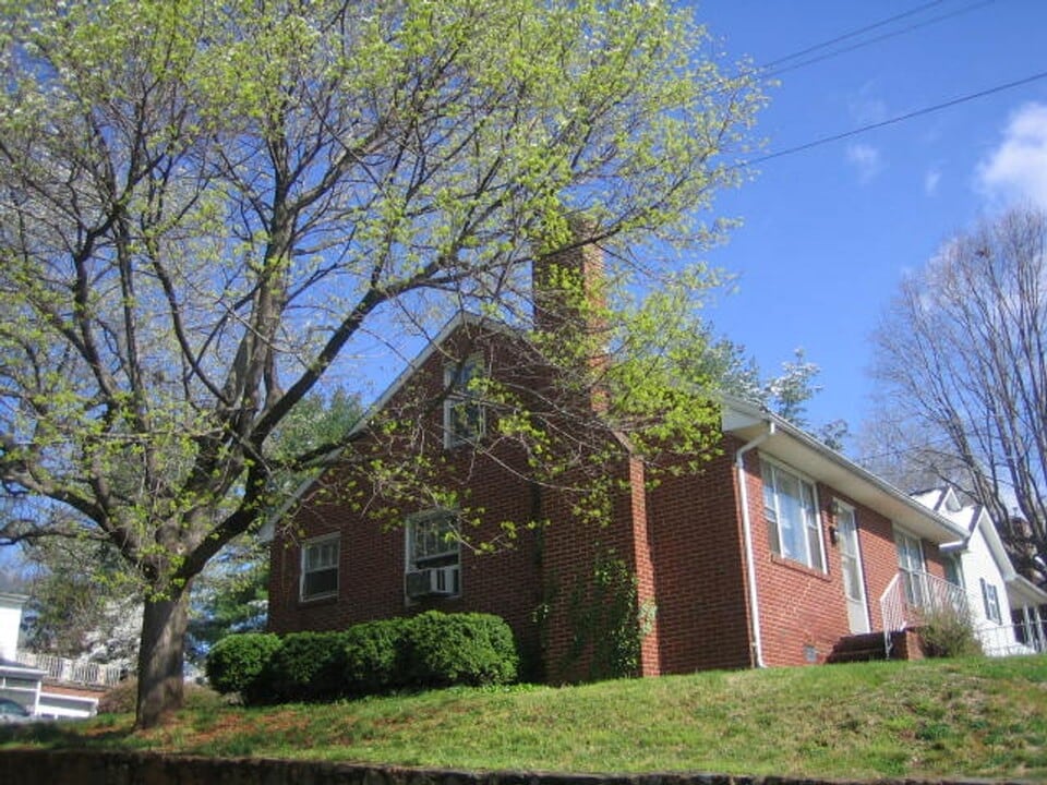 701 St Clair Ave in Charlottesville, VA - Building Photo