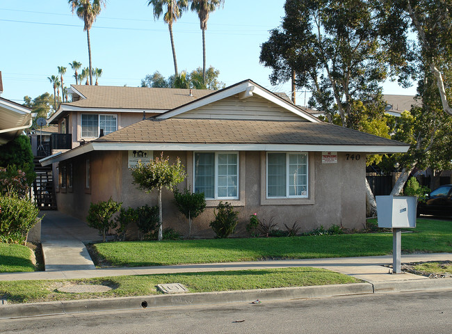 740 James St in Costa Mesa, CA - Foto de edificio - Building Photo