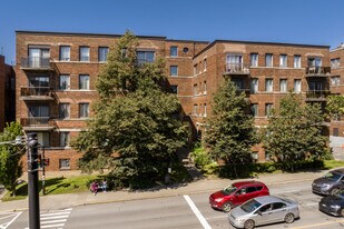4885 Queen-Mary Ch in Montréal, QC - Building Photo