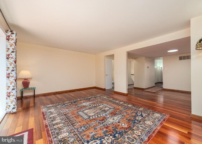 10544 Eastwind Way in Columbia, MD - Foto de edificio - Building Photo