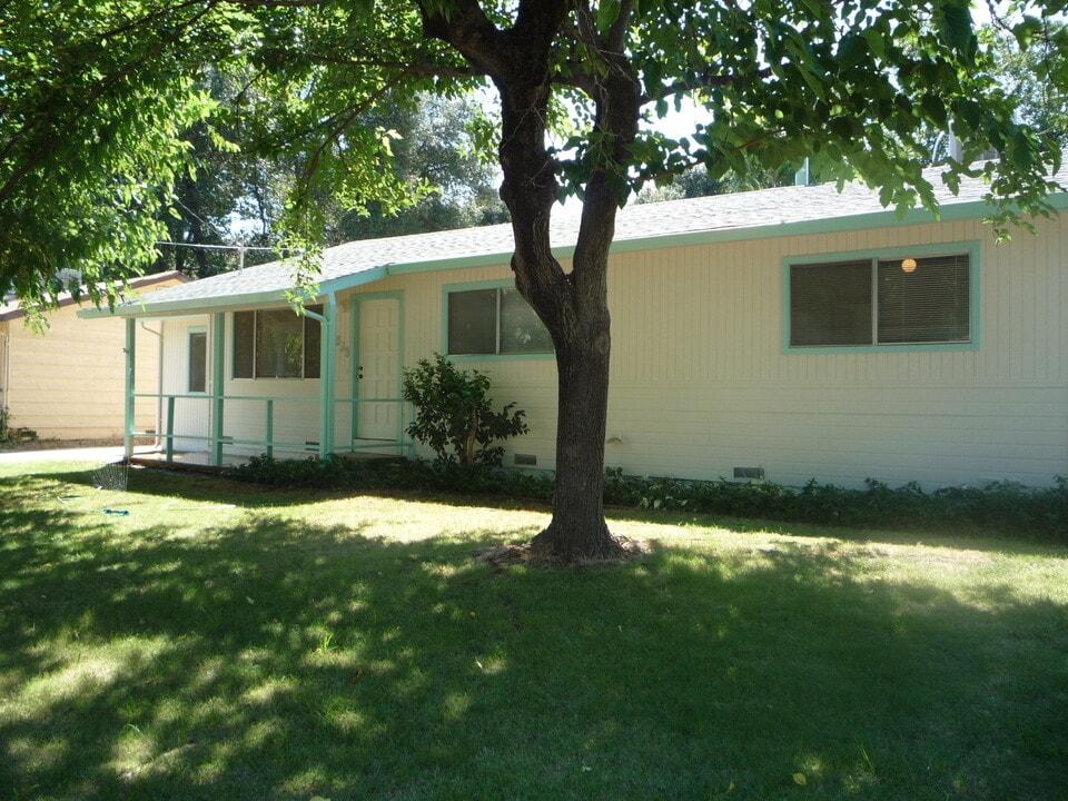 1933 Wheeler St in Redding, CA - Foto de edificio