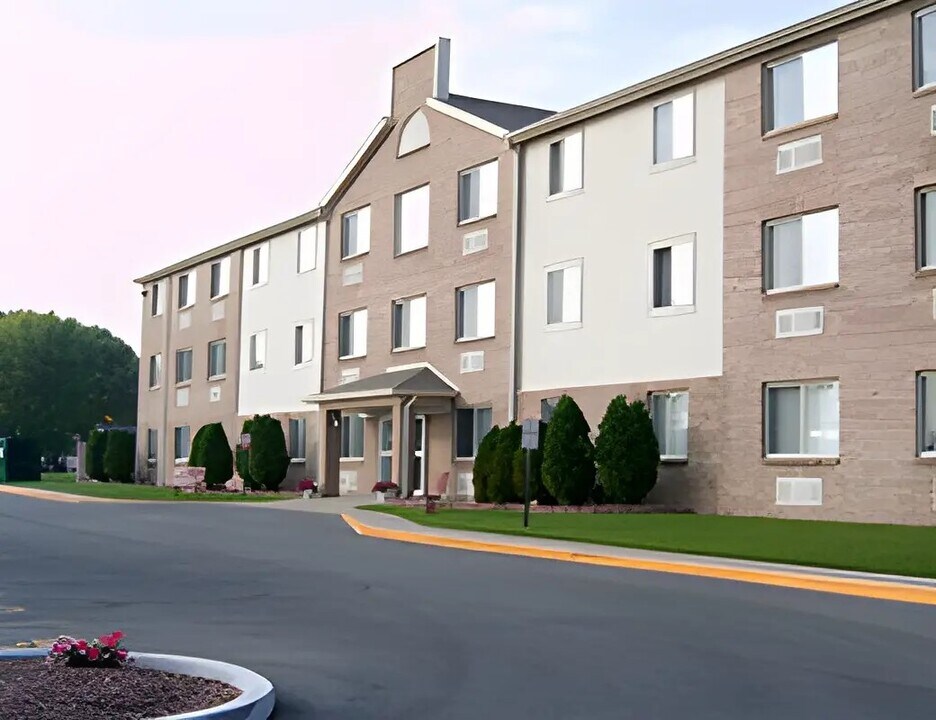 5910 Hessen Cassel Rd in Fort Wayne, IN - Building Photo