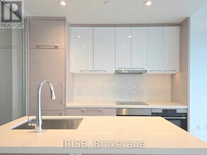 488 University Ave in Toronto, ON - Building Photo - Building Photo