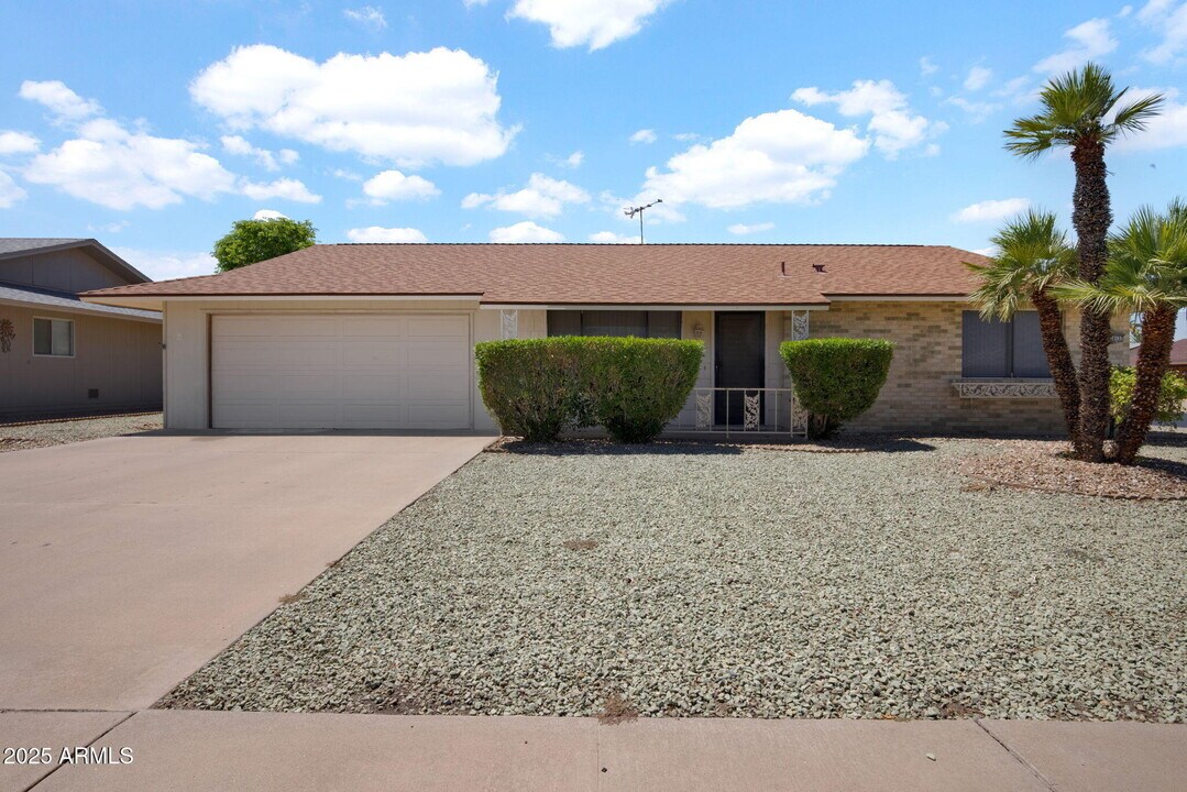 10137 Willowcreek Cir in Sun City, AZ - Building Photo