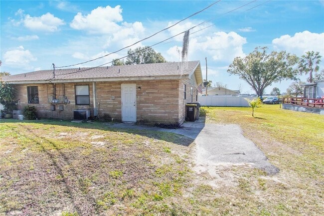 709 Mosley Rd in Lake Alfred, FL - Foto de edificio - Building Photo