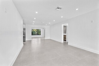 8011 SW 18th Ter in Miami, FL - Foto de edificio - Building Photo