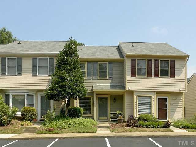 230 Saint Andrews Ln, Unit 230 in Chapel Hill, NC - Building Photo