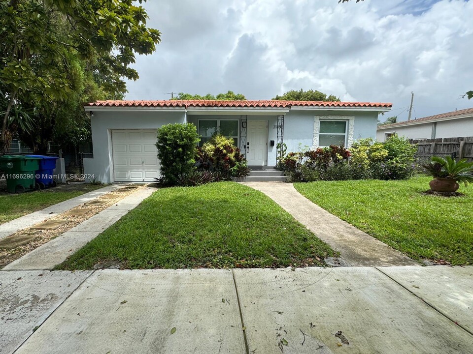 2185 SW 26th St in Miami, FL - Building Photo