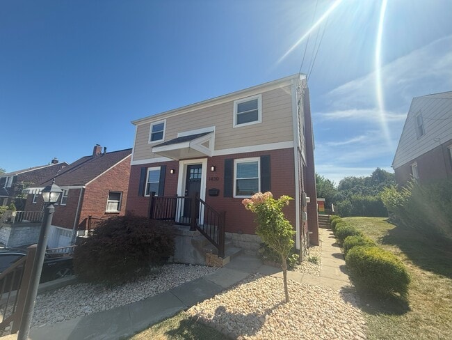 1430 Simona Dr in Pittsburgh, PA - Building Photo - Building Photo