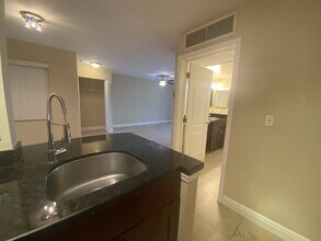 2851 N Oakland Forest Dr in Oakland Park, FL - Foto de edificio - Building Photo