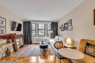 83-80 118th St in Queens, NY - Building Photo