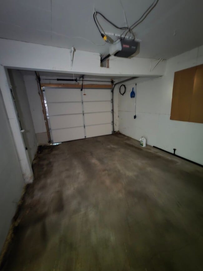 2320 SW Valley Brook Ln in Topeka, KS - Building Photo - Building Photo