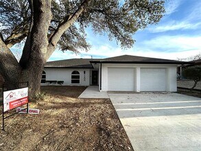 1405 Country Manor Rd in Fort Worth, TX - Building Photo - Building Photo