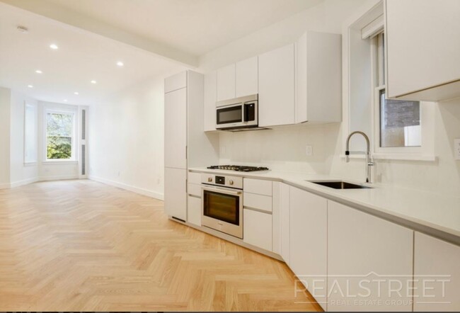 185 Prospect Place in Brooklyn, NY - Foto de edificio - Floor Plan