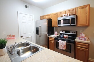 Apartments at The Schoolhouse in South Park, PA - Foto de edificio - Building Photo