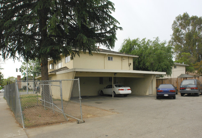 1077 West Hamilton Avenue in Campbell, CA - Foto de edificio - Building Photo