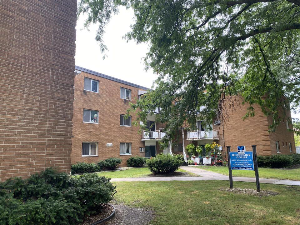 Riverside Court Apartments in Windsor, ON - Building Photo