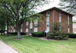 101 N Williamsburg Dr in Bloomington, IL - Building Photo