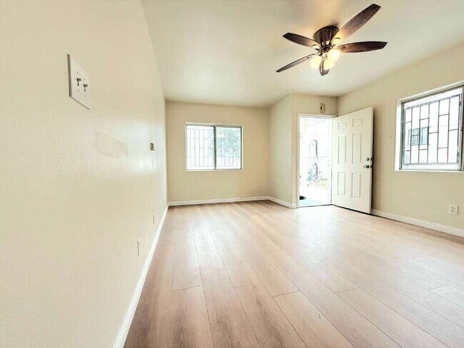 1325 W 58th St in Los Angeles, CA - Building Photo - Building Photo