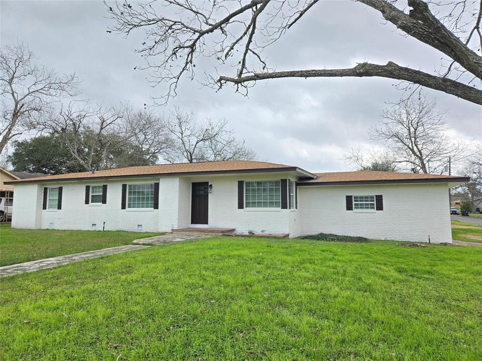 804 E North Main St in Flatonia, TX - Building Photo