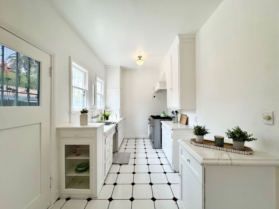 221 S Gramercy Pl in Los Angeles, CA - Building Photo