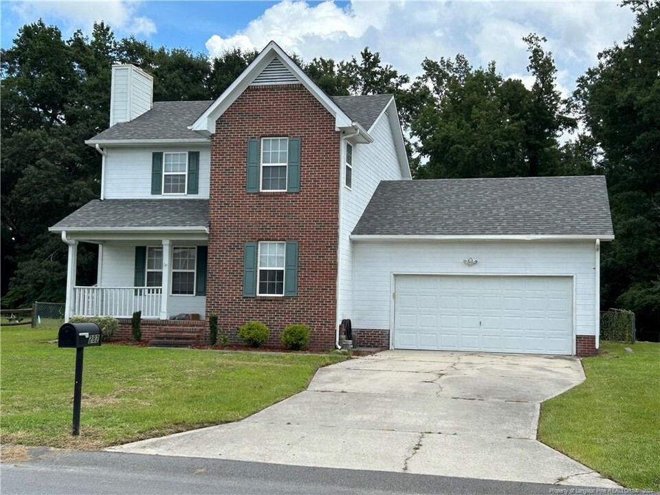 282 Riverwind Dr in Spring Lake, NC - Foto de edificio