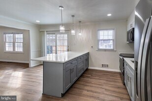 7885 Godolphin Dr in Springfield, VA - Building Photo