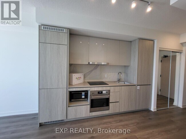 28-4528 Interchange Wy in Vaughan, ON - Building Photo - Building Photo