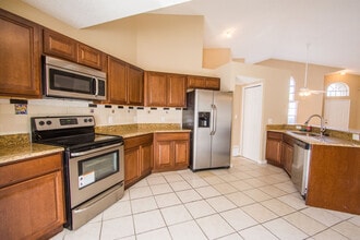 3 Bed 2 Bath Home with Stainless Steel App in Kissimmee, FL - Foto de edificio - Building Photo