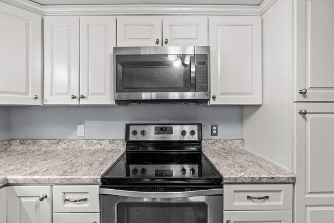 323 Flagg St in Bridgewater, MA - Building Photo - Building Photo