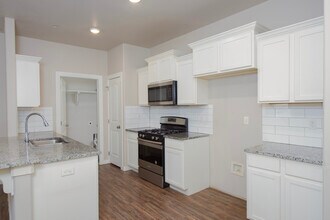 5219 Oakwood Villas Ct in Bethany, OK - Foto de edificio - Building Photo