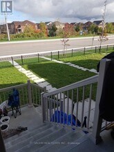 124 Golden Springs Dr in Brampton, ON - Building Photo - Building Photo