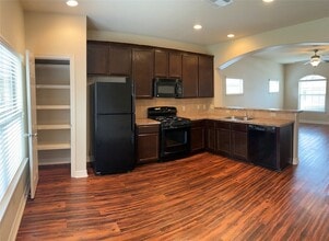 56 Woodland Hills Dr, Unit A in Conroe, TX - Building Photo - Building Photo