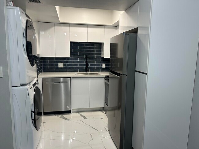 3250 NW 84th Ave in Sunrise, FL - Building Photo - Building Photo