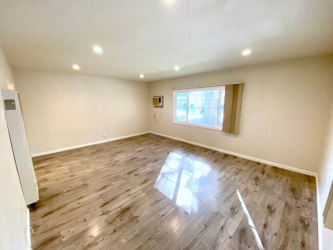 610 E Palm Ave, Unit front house in Burbank, CA - Building Photo - Building Photo