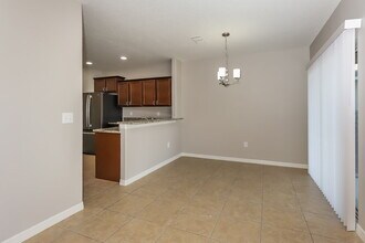 1048 Seminole Sky Dr in Ruskin, FL - Foto de edificio - Building Photo