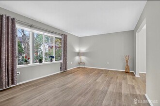 8 Wright Ct in East Brunswick, NJ - Building Photo - Building Photo