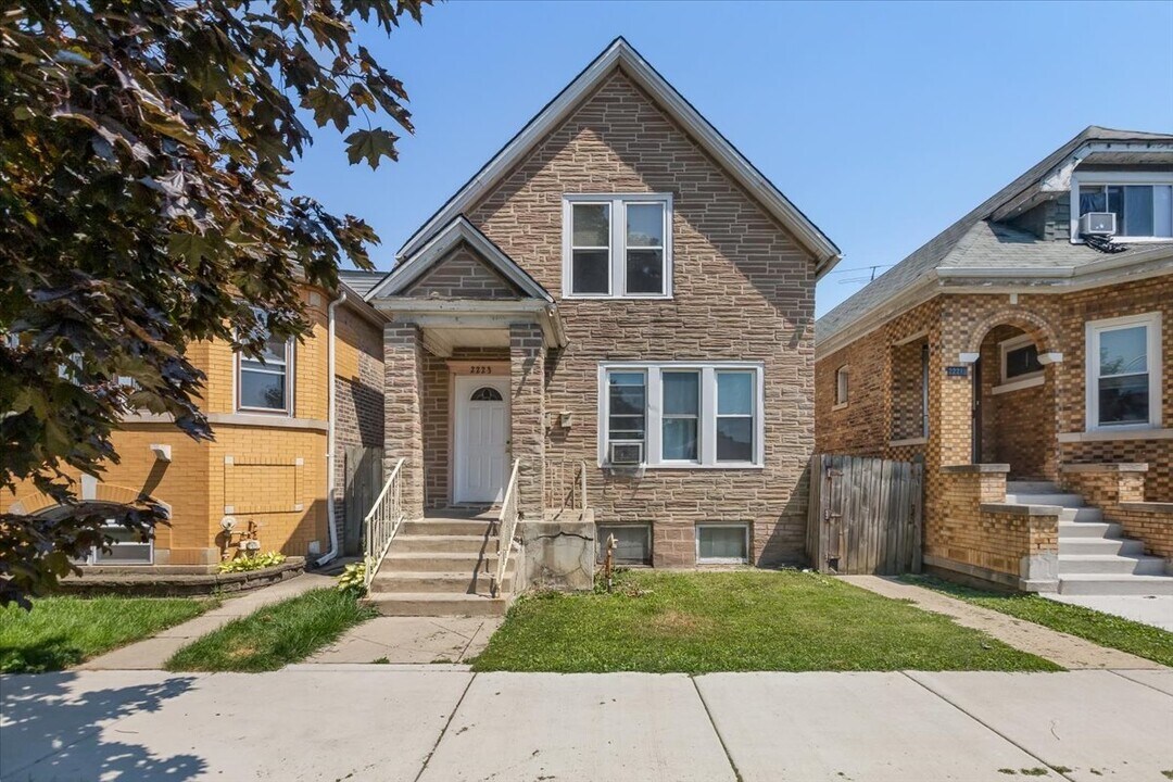 2223 N La Crosse Ave in Chicago, IL - Building Photo
