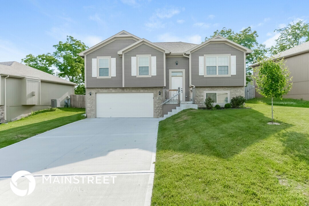 801 Emerson Dr in Belton, MO - Building Photo