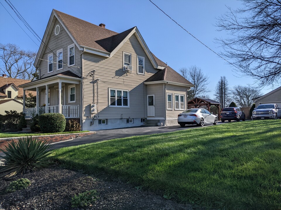 1038 Somerset Ave in Taunton, MA - Building Photo