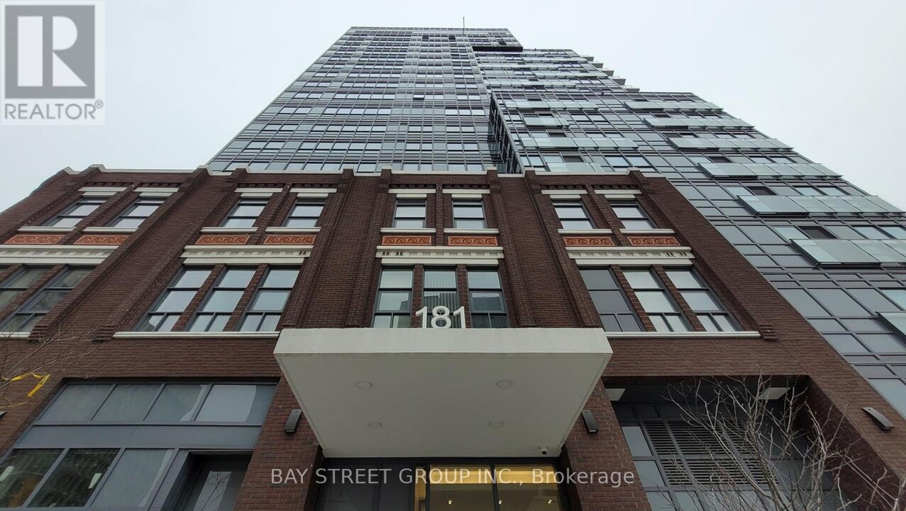 181-181 Huron St in Toronto, ON - Building Photo