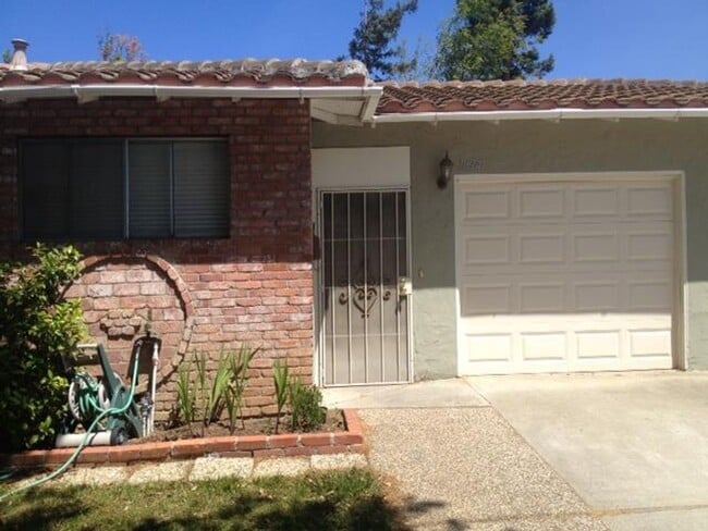 1676 Blue Jay Dr in Sunnyvale, CA - Foto de edificio - Building Photo