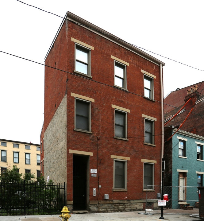 1221 Jackson St in Cincinnati, OH - Building Photo