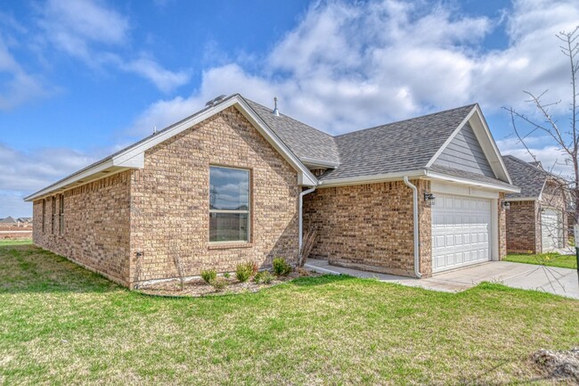 9325 Northwest 142nd Street in Yukon, OK - Foto de edificio - Building Photo