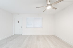 Oakland Park Villas in Oakland Park, FL - Building Photo