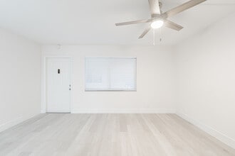 Oakland Park Villas in Oakland Park, FL - Building Photo - Building Photo