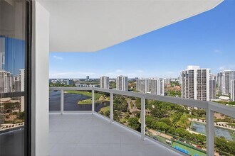 20185 E Country Club Dr in Miami, FL - Building Photo - Building Photo