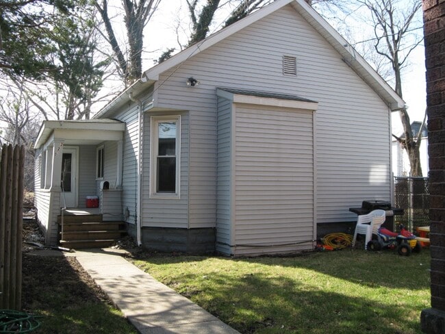 property at 225 1/2 W 18th St