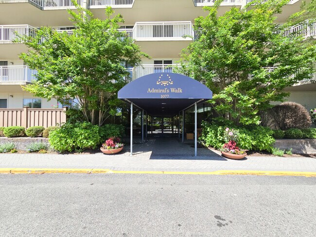 1077 River Rd, Unit 805 in Edgewater, NJ - Building Photo - Building Photo